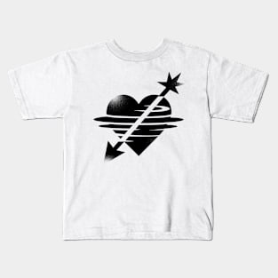 heart pierced by arrow Kids T-Shirt